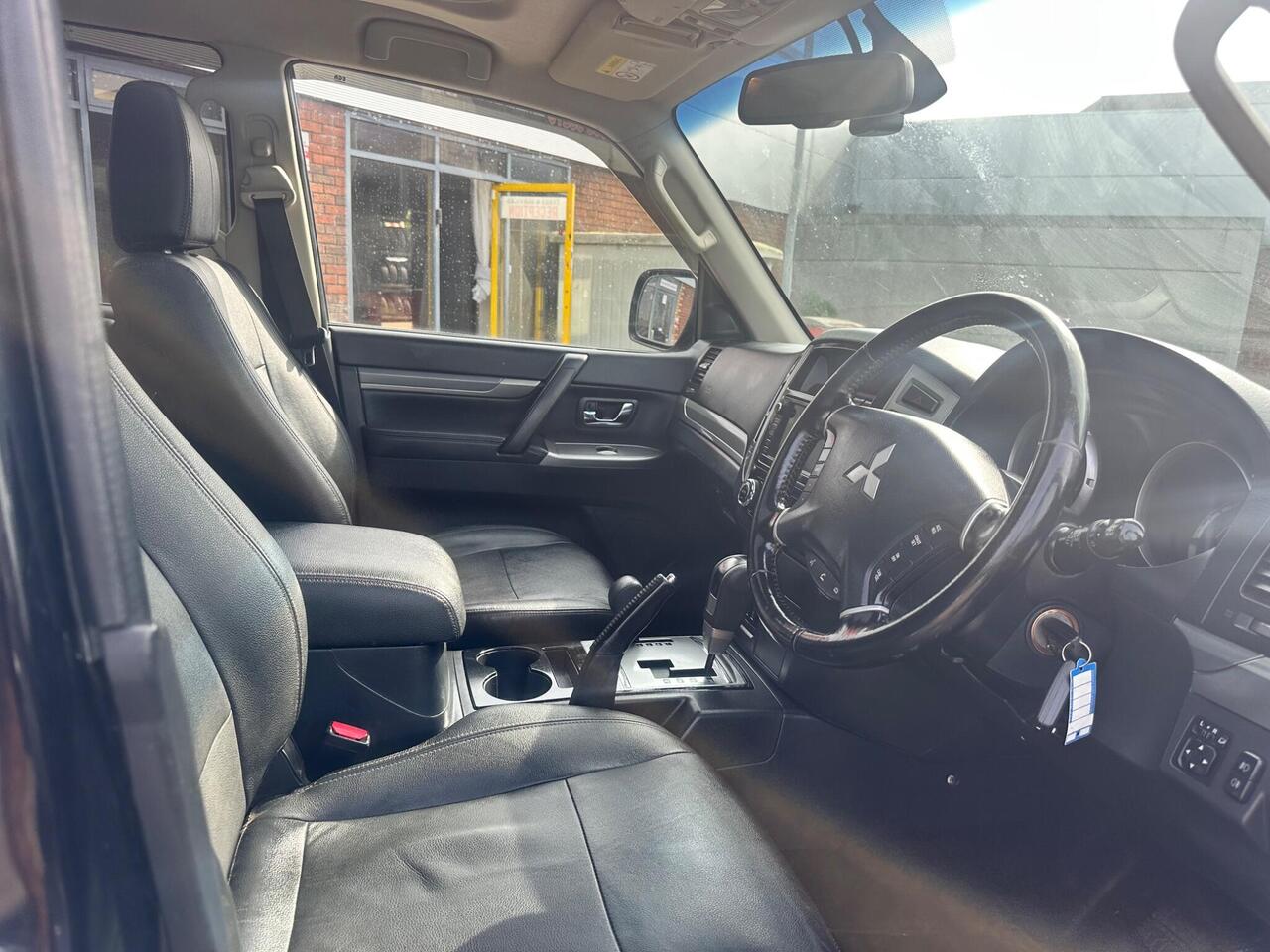Mitsubishi Shogun YW15KAA