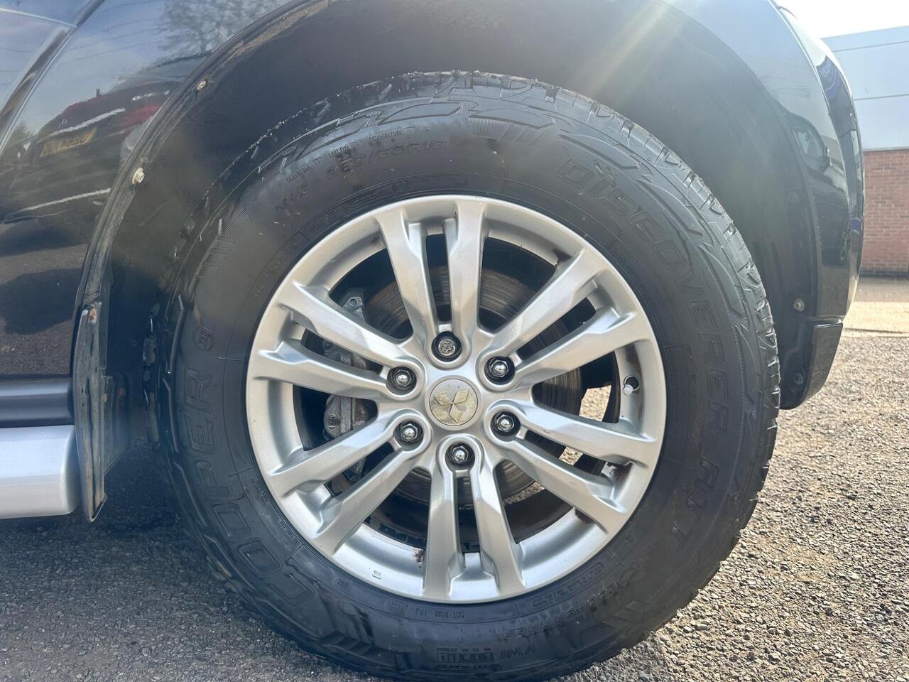 Mitsubishi Shogun YW15KAA