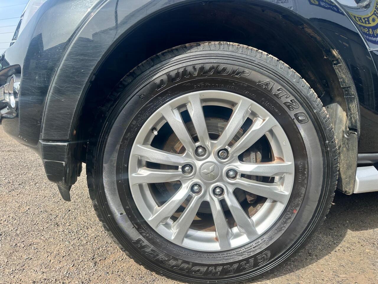 Mitsubishi Shogun YW15KAA