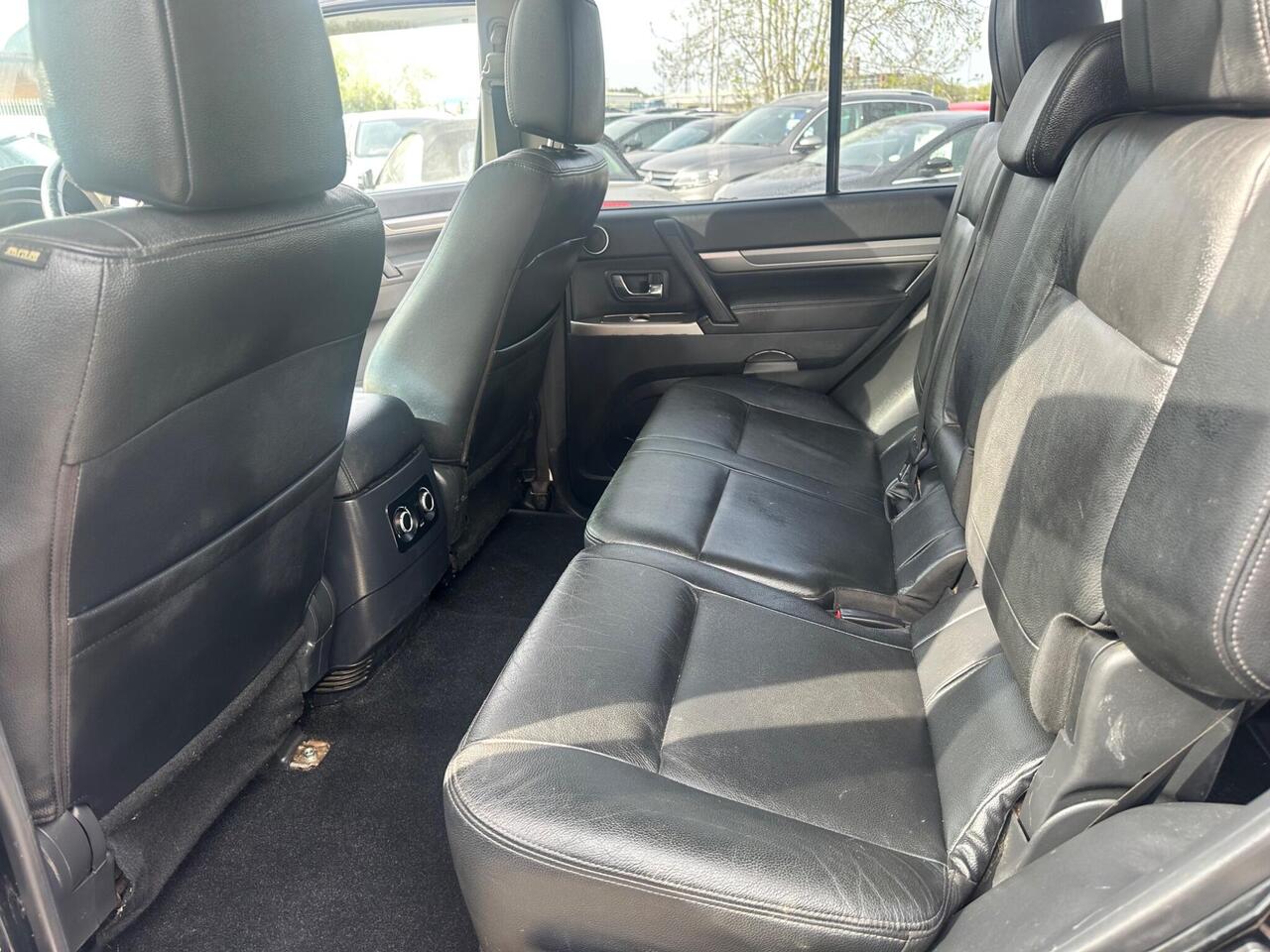 Mitsubishi Shogun YW15KAA