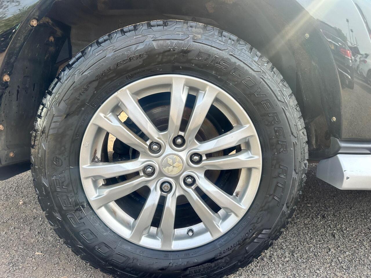Mitsubishi Shogun YW15KAA