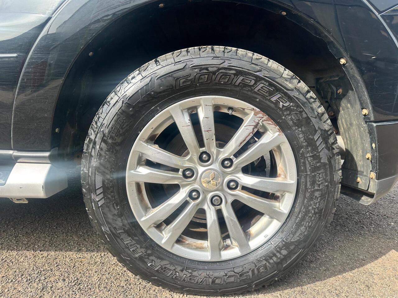 Mitsubishi Shogun YW15KAA