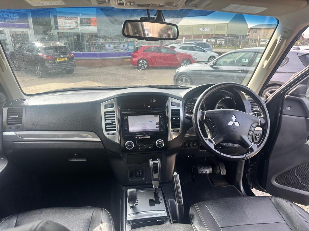 Mitsubishi Shogun YW15KAA